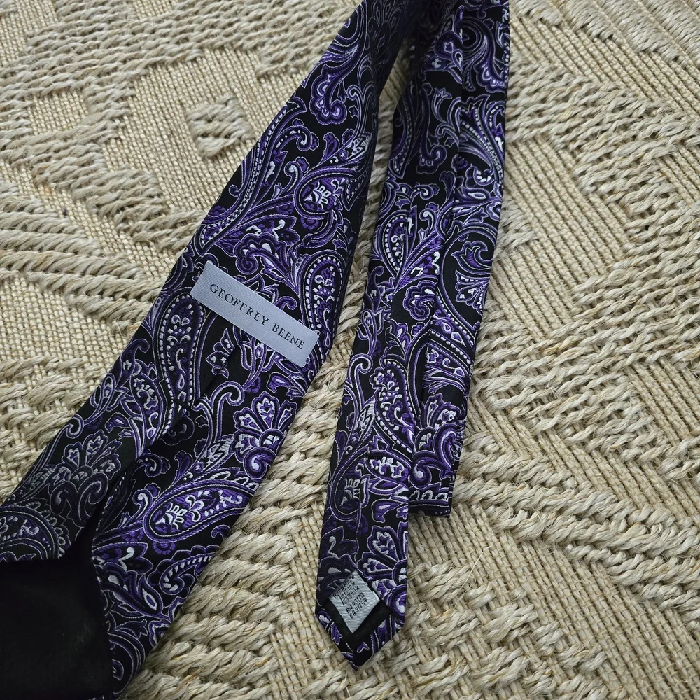 Geoffrey Beene Black and Purple Paisley Silk Tie